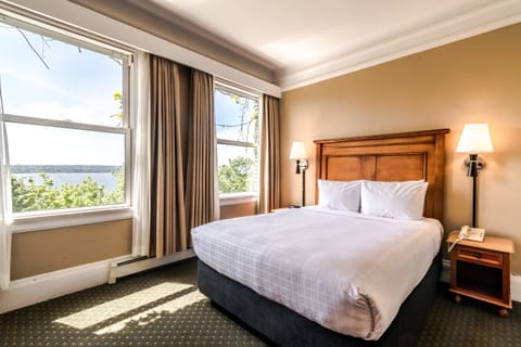 Suite with Kitchen | Premium bedding, desk, blackout drapes, iron/ironing board