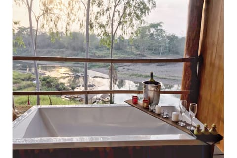Deluxe Room, River Front | Living area