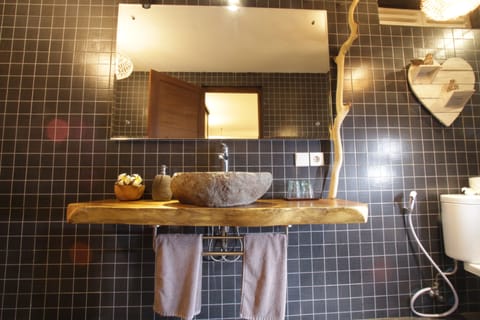 Deluxe Double Room | Bathroom | Free toiletries, hair dryer, towels