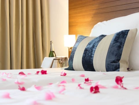 Standard Double Room | In-room safe, desk, iron/ironing board, rollaway beds