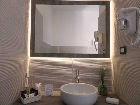 Shower, free toiletries, hair dryer, bidet