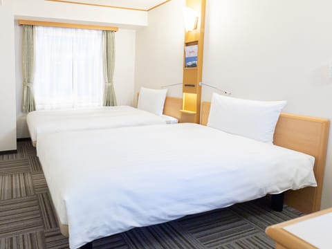 Down comforters, iron/ironing board, free WiFi, bed sheets