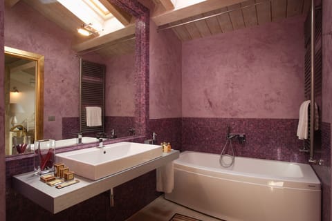 Suite | Bathroom | Combined shower/tub, free toiletries, hair dryer, slippers