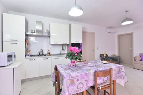 Apartment, 1 Bedroom | Private kitchen | Full-size fridge, microwave, oven, stovetop