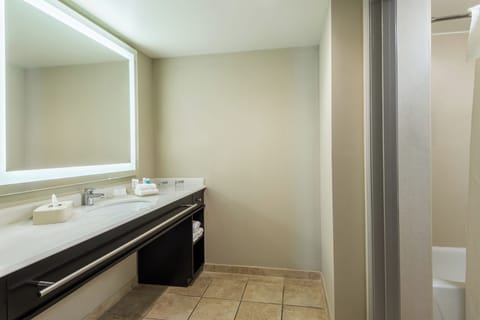 Suite, 2 Bedrooms (1KNG 2QN) | Bathroom | Combined shower/tub, free toiletries, hair dryer, towels