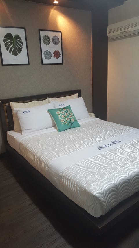 Basic Double Room, 1 Queen Bed | Blackout drapes, WiFi (free), bed sheets