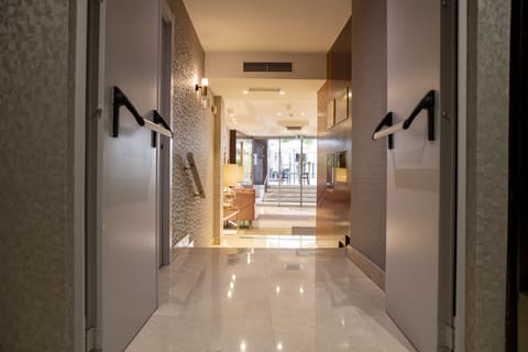 Single Room | Living area | 23-inch TV with satellite channels, pay movies