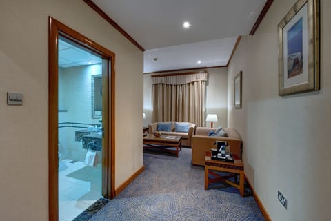 Premium bedding, in-room safe, desk, laptop workspace