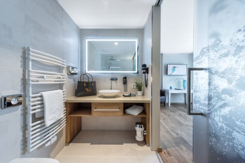 Double Room (Eisvogel) | Bathroom | Shower, free toiletries, hair dryer, bathrobes