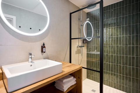 Standard Double Room | Bathroom | Free toiletries, bathrobes, slippers, towels