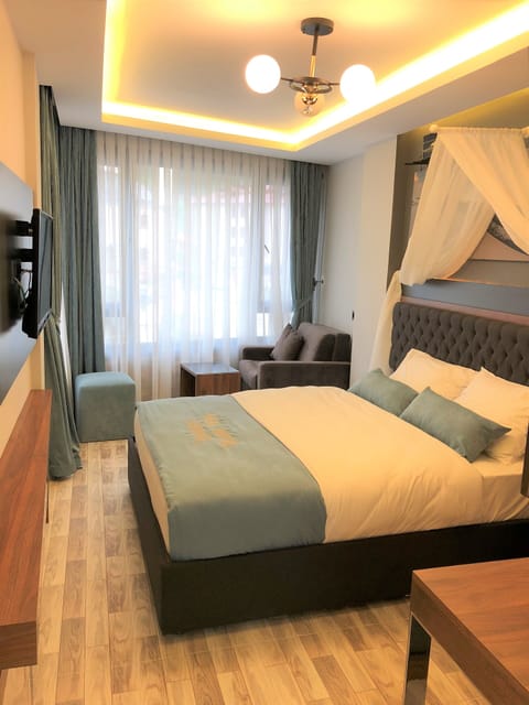Superior Double Room with Lake View | Minibar, desk, soundproofing, free cribs/infant beds