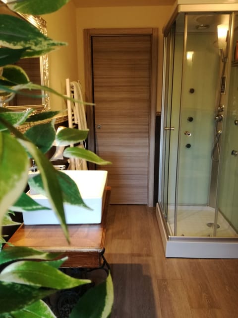 Luxury Suite, Private Bathroom | Bathroom | Free toiletries, hair dryer, bidet, towels