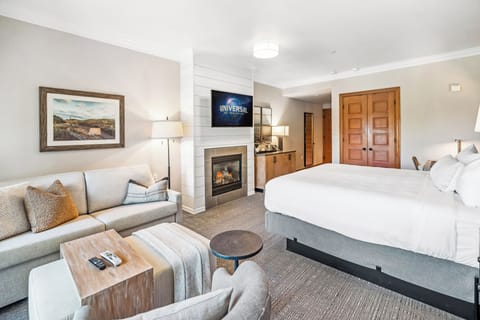 King Suite w/View - Quarryman Hall