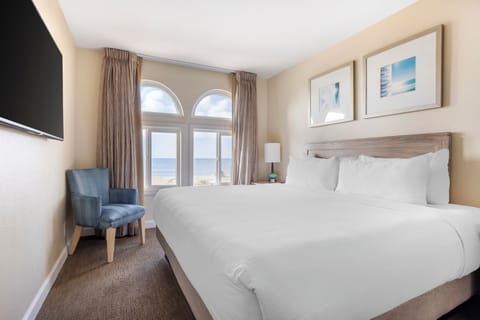 2 Bedroom Ocean View 1 King 1 Queen Suite Balcony | Laptop workspace, bed sheets