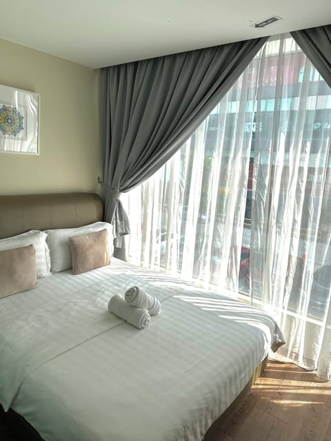 Deluxe Double Room | In-room safe, desk, soundproofing, free WiFi