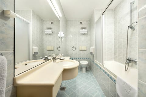 Premier Double Room, 1 Bedroom, Balcony | Bathroom | Free toiletries, hair dryer, towels