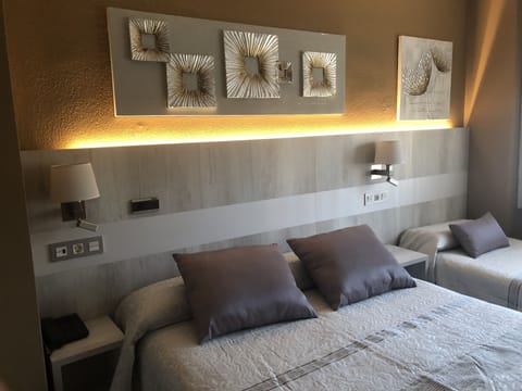 Triple Room | In-room safe, desk, laptop workspace, soundproofing