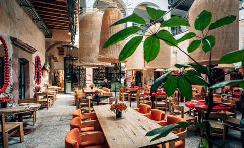 2 restaurants; breakfast, lunch, and dinner served