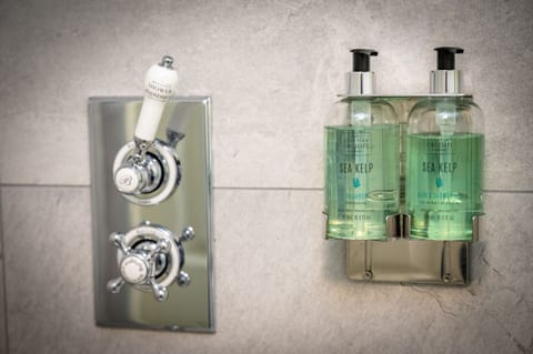 Family Suite, 2 Bedrooms | Bathroom | Shower, towels