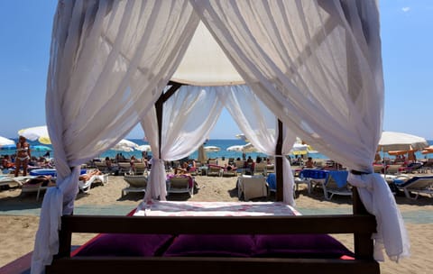 Private beach, beach volleyball, beach bar