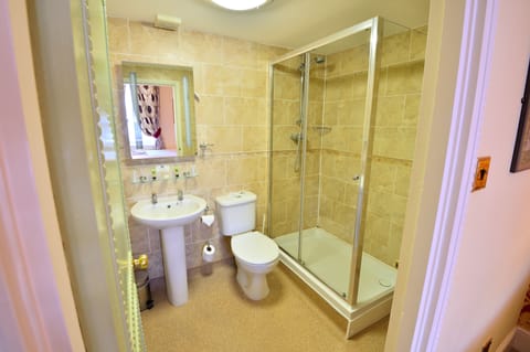 Twin Room | Bathroom | Combined shower/tub, free toiletries, hair dryer, towels