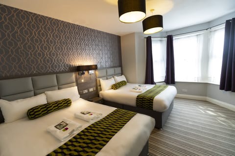 Quadruple Room | In-room safe, desk, iron/ironing board, free WiFi