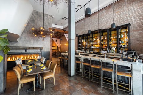 2 restaurants; lunch, dinner, and brunch served