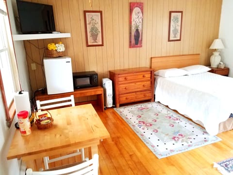 Deluxe Double Room, Kitchenette | Free WiFi, bed sheets