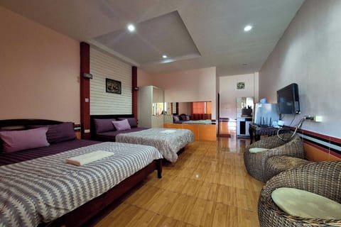 Family Room | Desk, WiFi (free), bed sheets