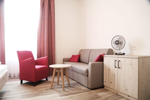 Family Room | Desk, iron/ironing board, free WiFi