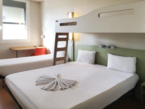 Desk, laptop workspace, soundproofing, free WiFi