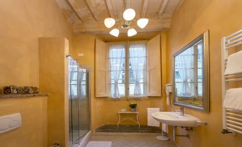 Shower, rainfall showerhead, free toiletries, hair dryer