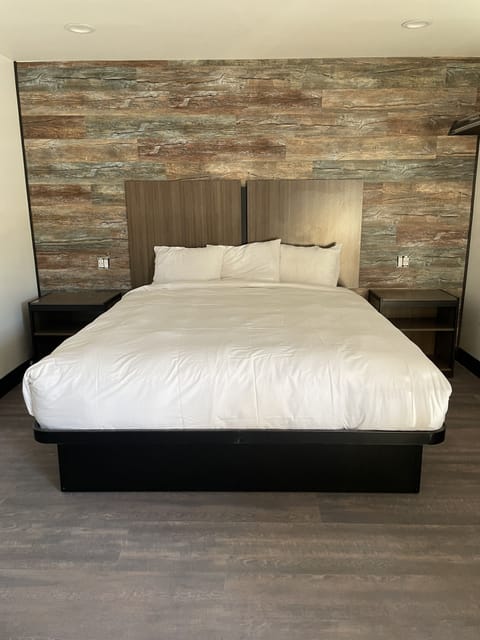 Deluxe Room, 1 King Bed | Iron/ironing board, free WiFi