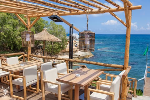 3 restaurants; breakfast, lunch, dinner, and brunch served
