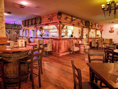 3 bars/lounges