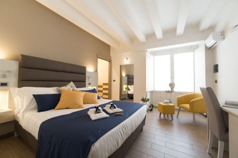 Premium bedding, down comforters, minibar, desk