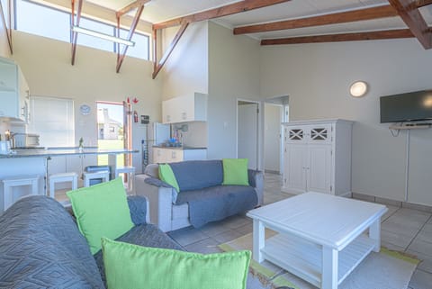 Fynbos Ridge 5 | Living area | 32-inch TV with satellite channels