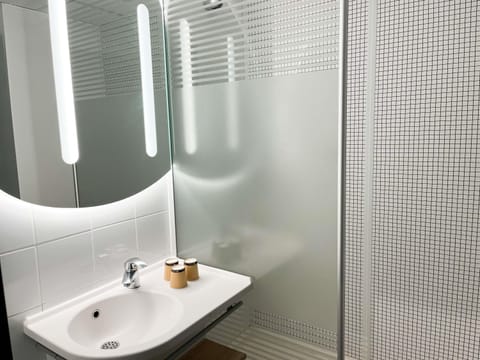 Double Room | Bathroom | Shower, eco-friendly toiletries, hair dryer, towels