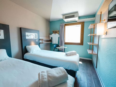 Twin Room, 2 Twin Beds | Free cribs/infant beds, free WiFi, bed sheets