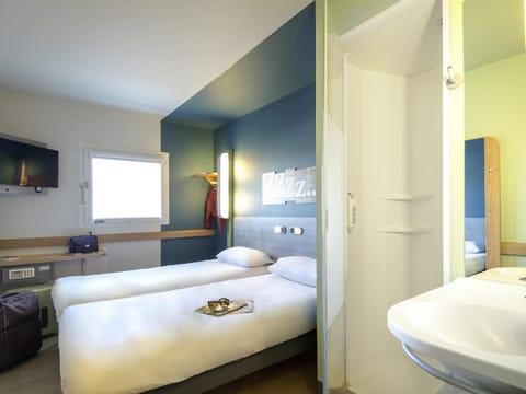 Twin Room, 2 Twin Beds | In-room safe, soundproofing, free cribs/infant beds, free WiFi