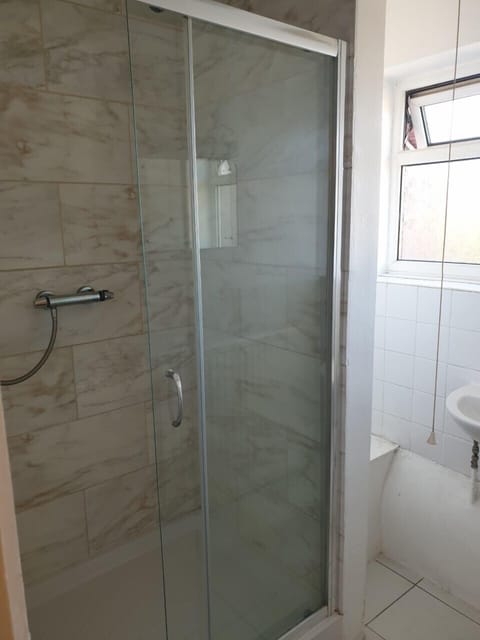 Basic Single Room | Bathroom | Shower, heated floors, towels, soap