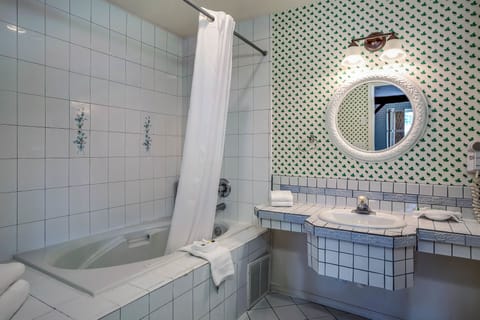 Deep soaking bathtub