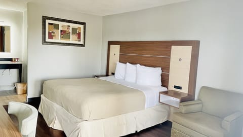 Standard Room, 1 King Bed | Desk, free WiFi, bed sheets