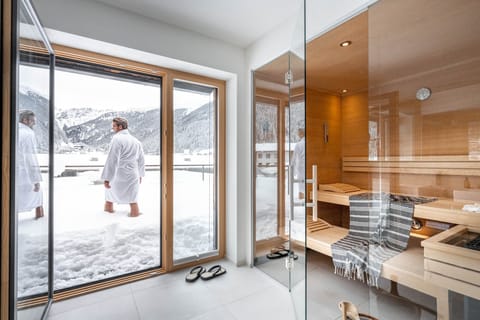 Deluxe Chalet | Bathroom | Shower, free toiletries, bathrobes, slippers