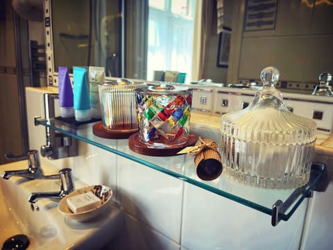 Superior Double or Twin Room | Bathroom | Shower, free toiletries, hair dryer, towels