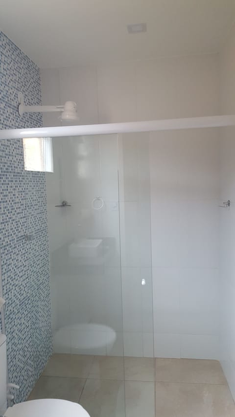 Superior Triple Room | Bathroom | Shower, free toiletries, towels