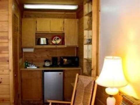 Room 114 | Private kitchenette | Fridge, microwave, toaster, cookware/dishes/utensils