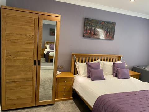 Honeymoon Suite, 1 King Bed | Desk, laptop workspace, iron/ironing board, free WiFi