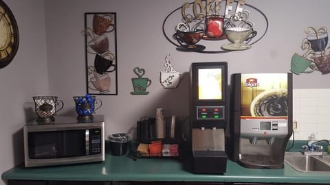 Room, 1 Queen Bed | Private kitchenette