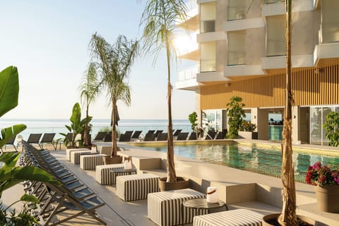 2 outdoor pools, cabanas (surcharge)